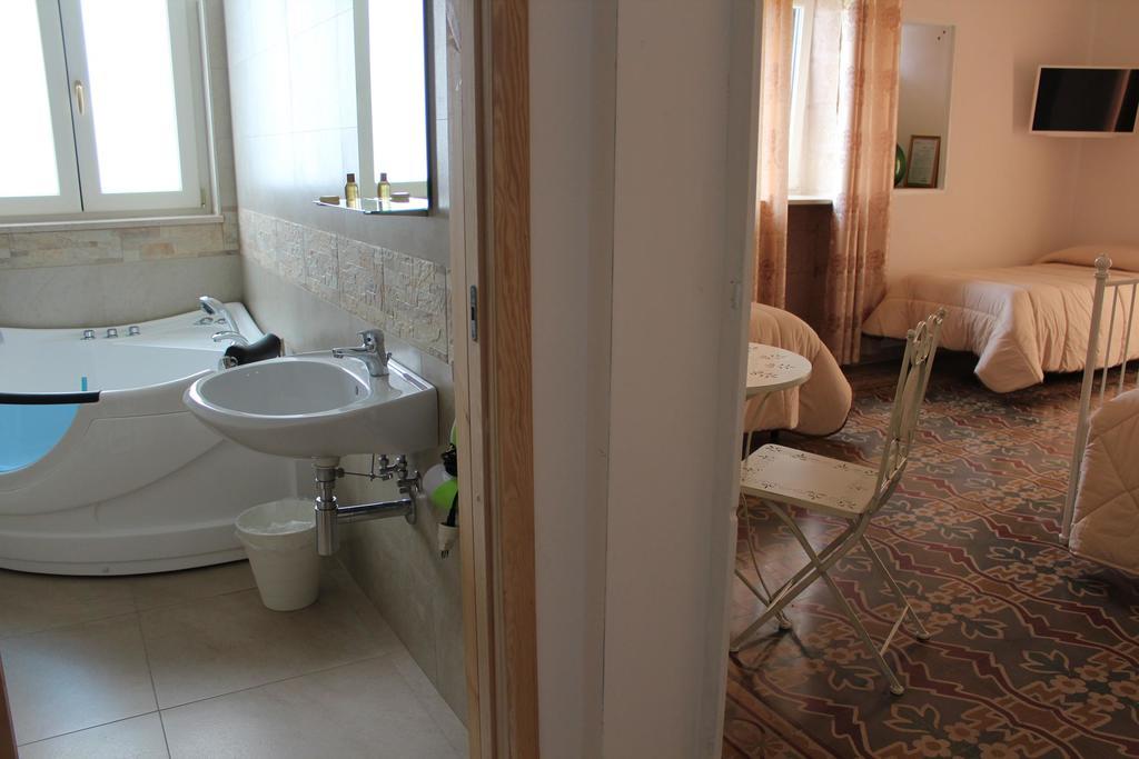 La Casa Bianca Hotel Monopoli Bagian luar foto