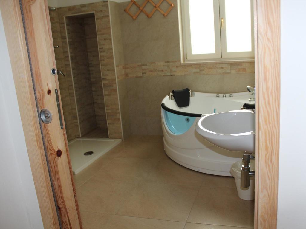 La Casa Bianca Hotel Monopoli Bagian luar foto
